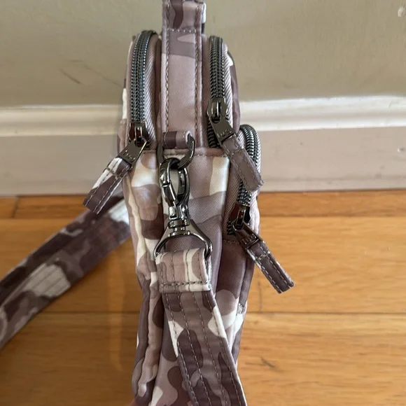 Lug Convertible Crossbody Hip Pouch Skeeter Mini in camo, new - Picture 8 of 11